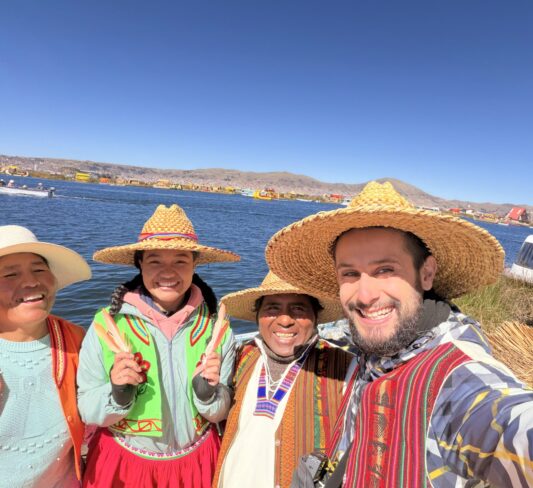 El hospedaje más increíble del Lago Titicaca: dormir sobre una isla flotante en Puno (Guía completa 2026)