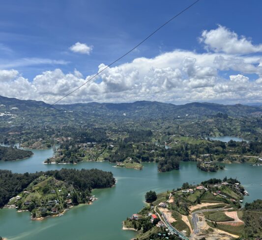 Piedra del Peñol y Guatapé en un día desde Medellín: cómo llegar, qué hacer y consejos para aprovechar el viaje