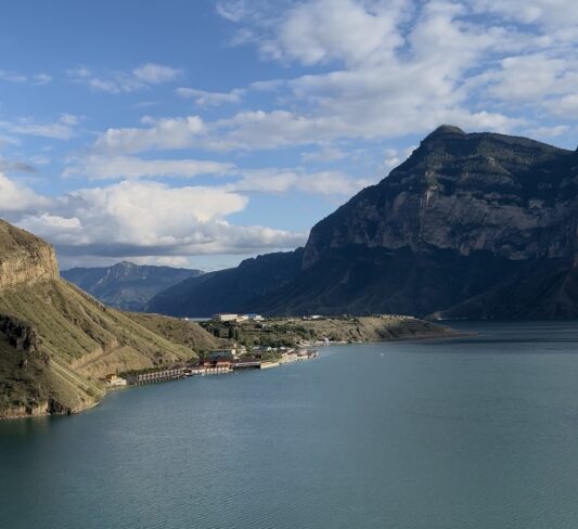 Guía Completa para Viajar a Daguestán: Consejos, Precios, Secretos Locales y Ruta Salvaje